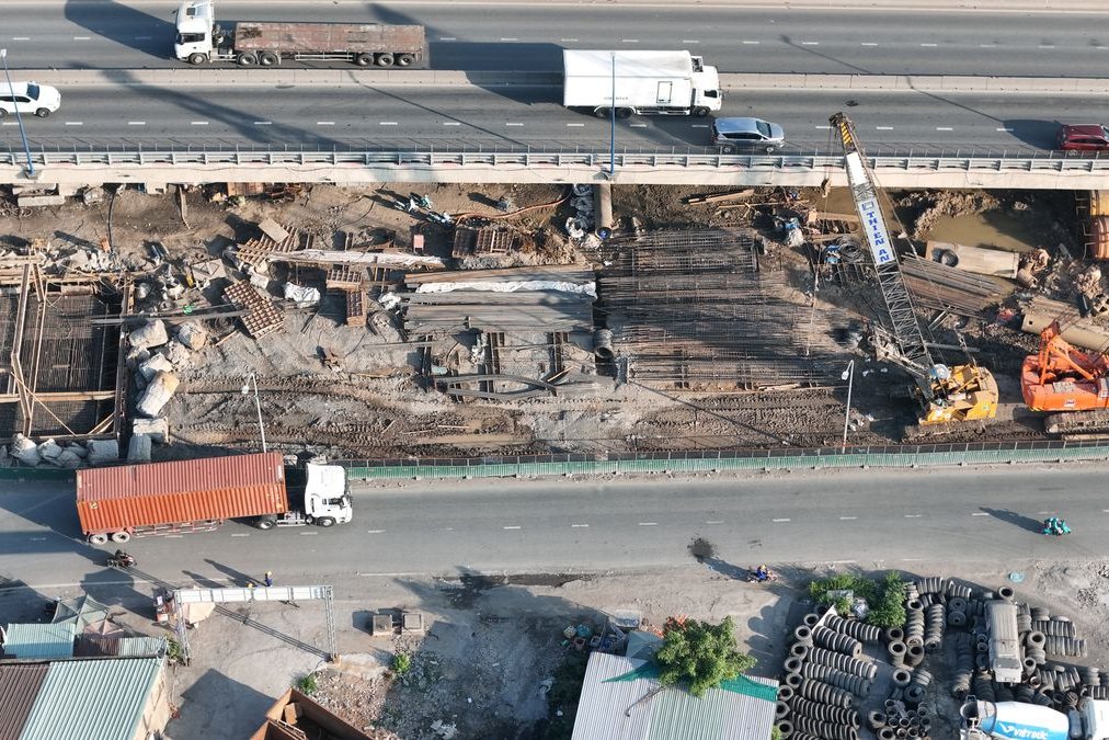 Aerial-Aufnahme der Baugrube und Brückengründung mit Bewehrung und Baumaschinen – Gumpenbachbrücke.