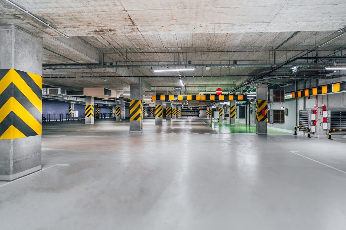 Große Tiefgarage mit Betonstützen und sanierter, wasserdichter Bodenfläche – Berlin.